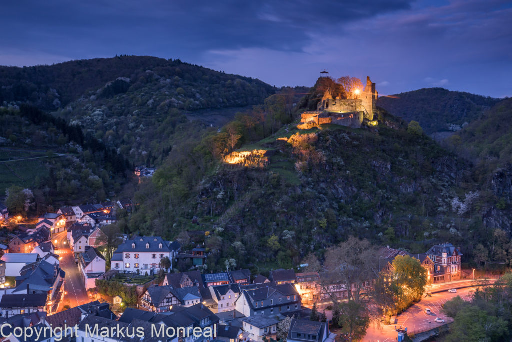 Altenahr mit Burg Are im Ahrtal zur blauen Stunde im Fruehling.