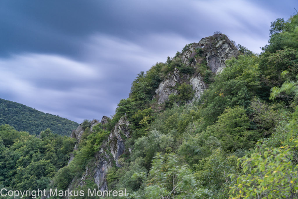 Stürmisches Wetter ueber dem Teufelsloch im Ahrtal.