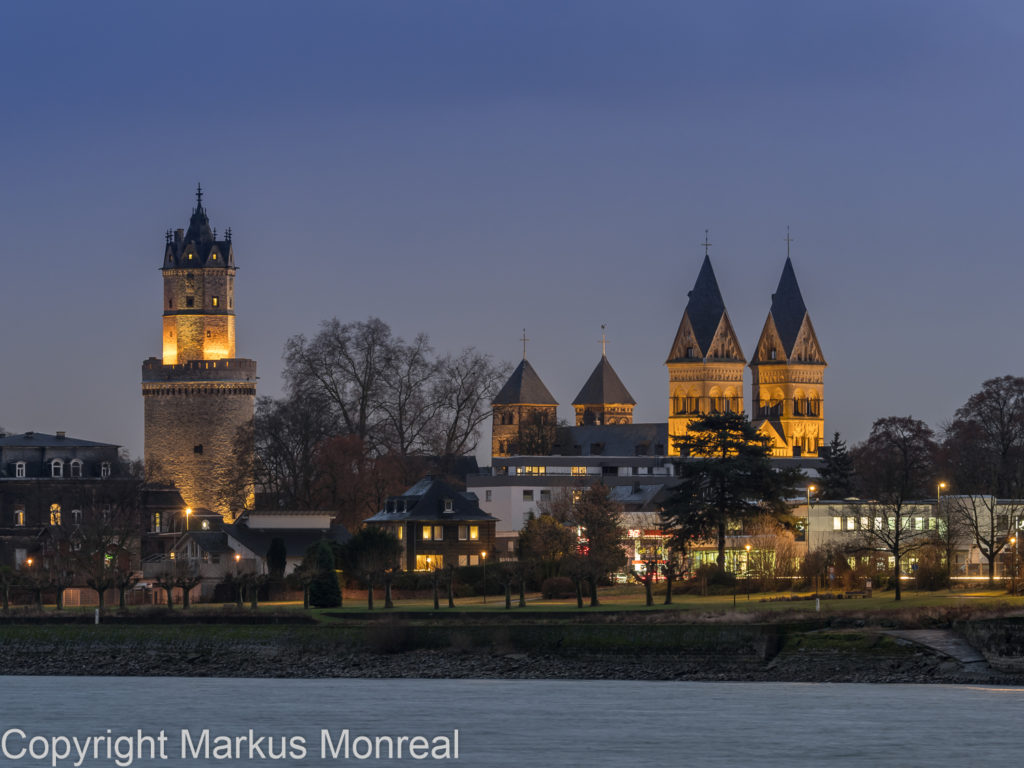 Blick über den Rhein auf Andernach mit rundem Turm und Mariendom