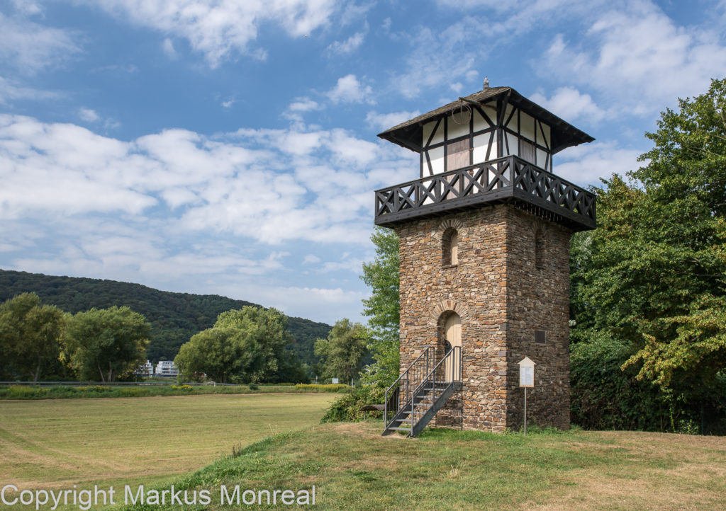 Limesturm, Römerturm bei Bad Höenningen am Rhein im Sommer