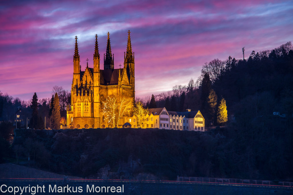 Remagen, Blick über den Rhein zur Apollinariskirche zur blauen Stunde.